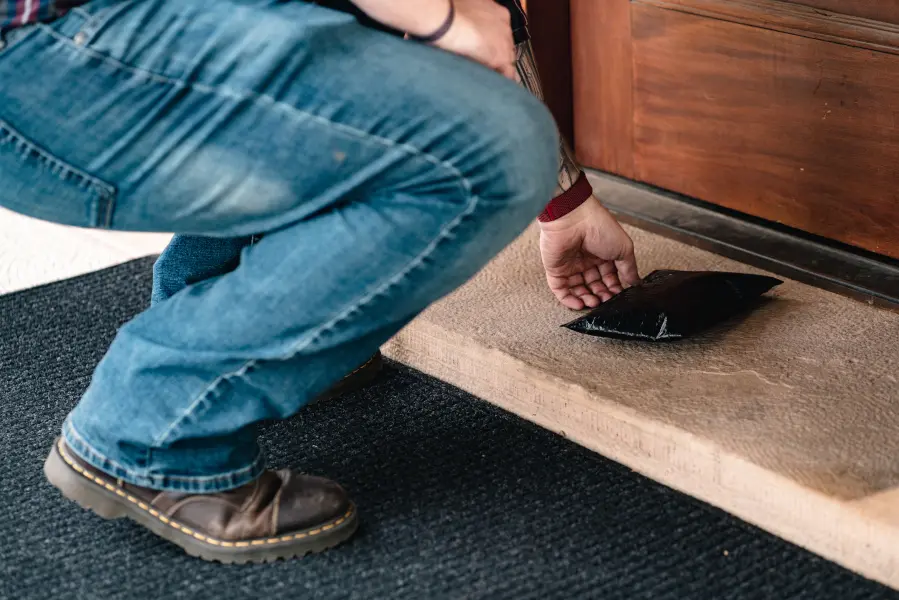 Man delivery discrete packaging in doorstep.
